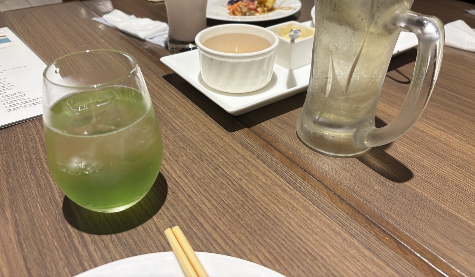 テーブルに並んだカクテルとビール