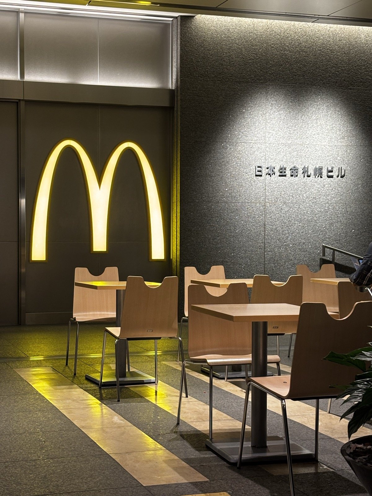 チカホ・日本生命札幌ビル前のテーブル席。マクドナルドの明かりが目印