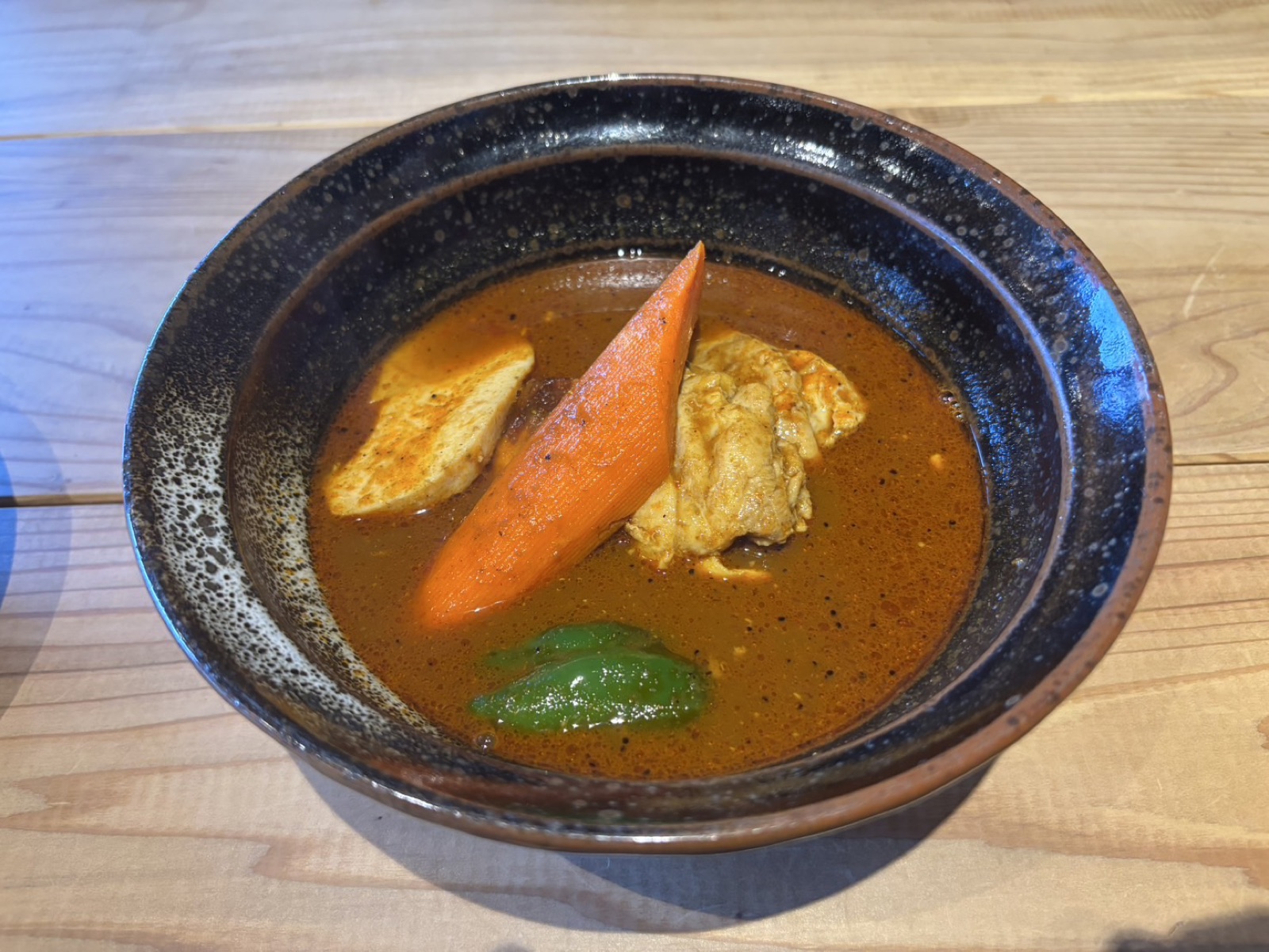 エソラのイノセントのカリー。にんじん・ピーマン・鶏肉が入る