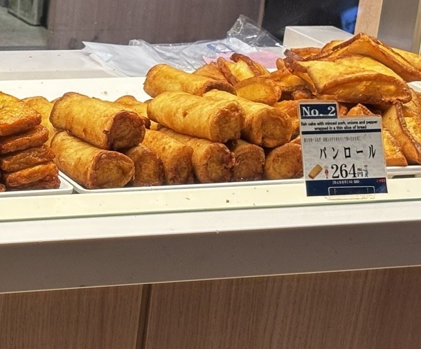 かま栄のパンロール（264円）。ショーケースに並ぶ揚げたて