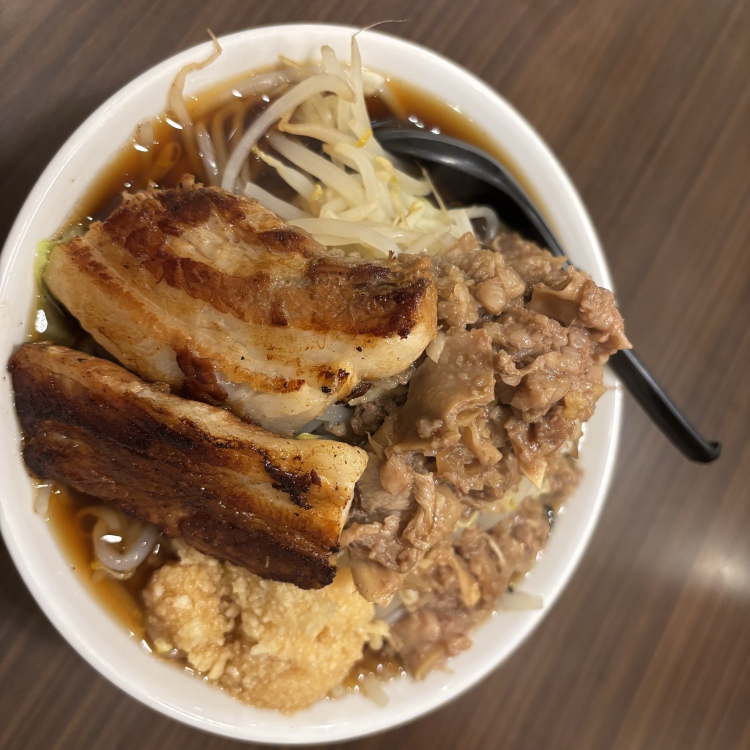 かすうどん風土.のうどん。炙った豚バラ肉ともやし、甘辛く煮た肉がのった一杯