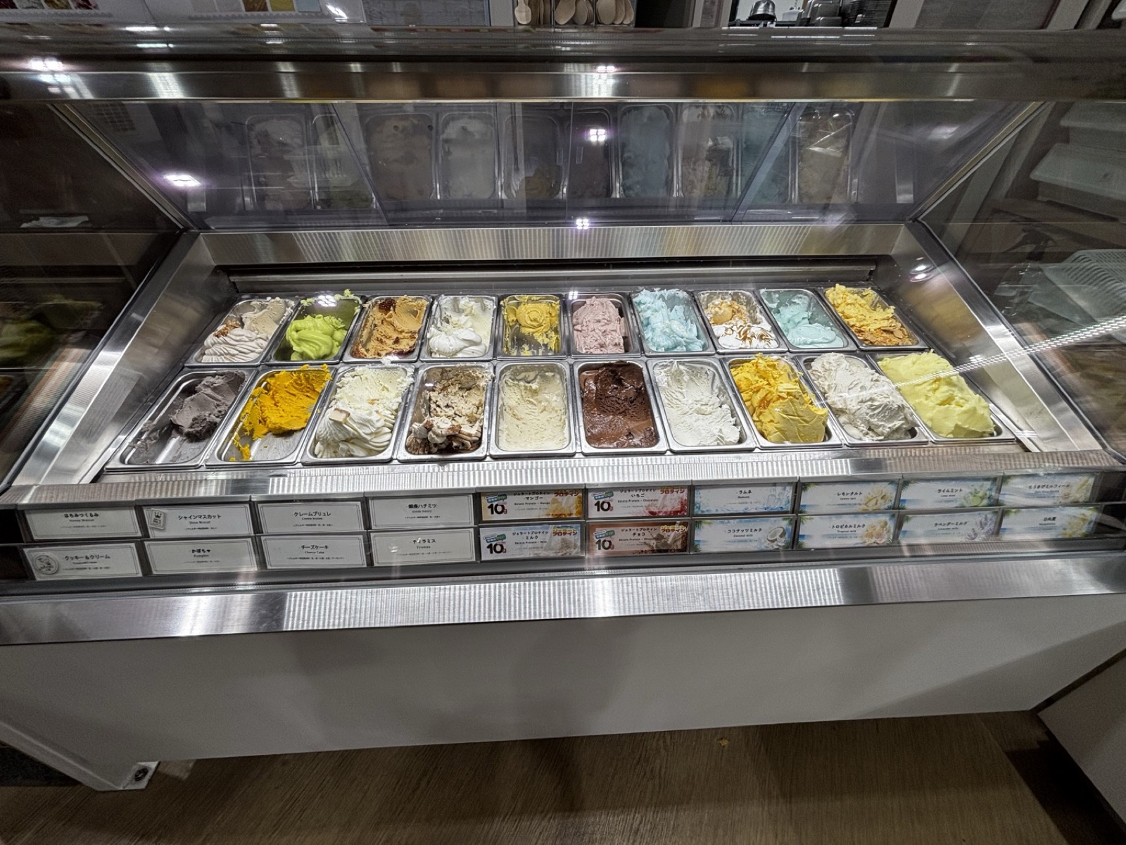 ジェラートのショーケース。カラフルなジェラートが並ぶ