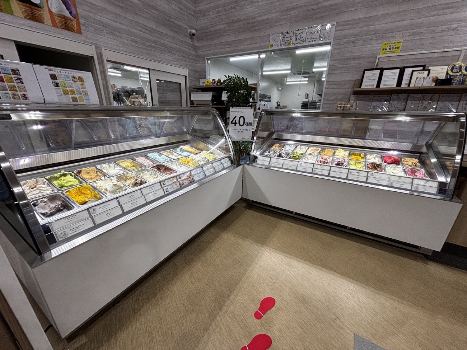 店内のジェラートのショーケース