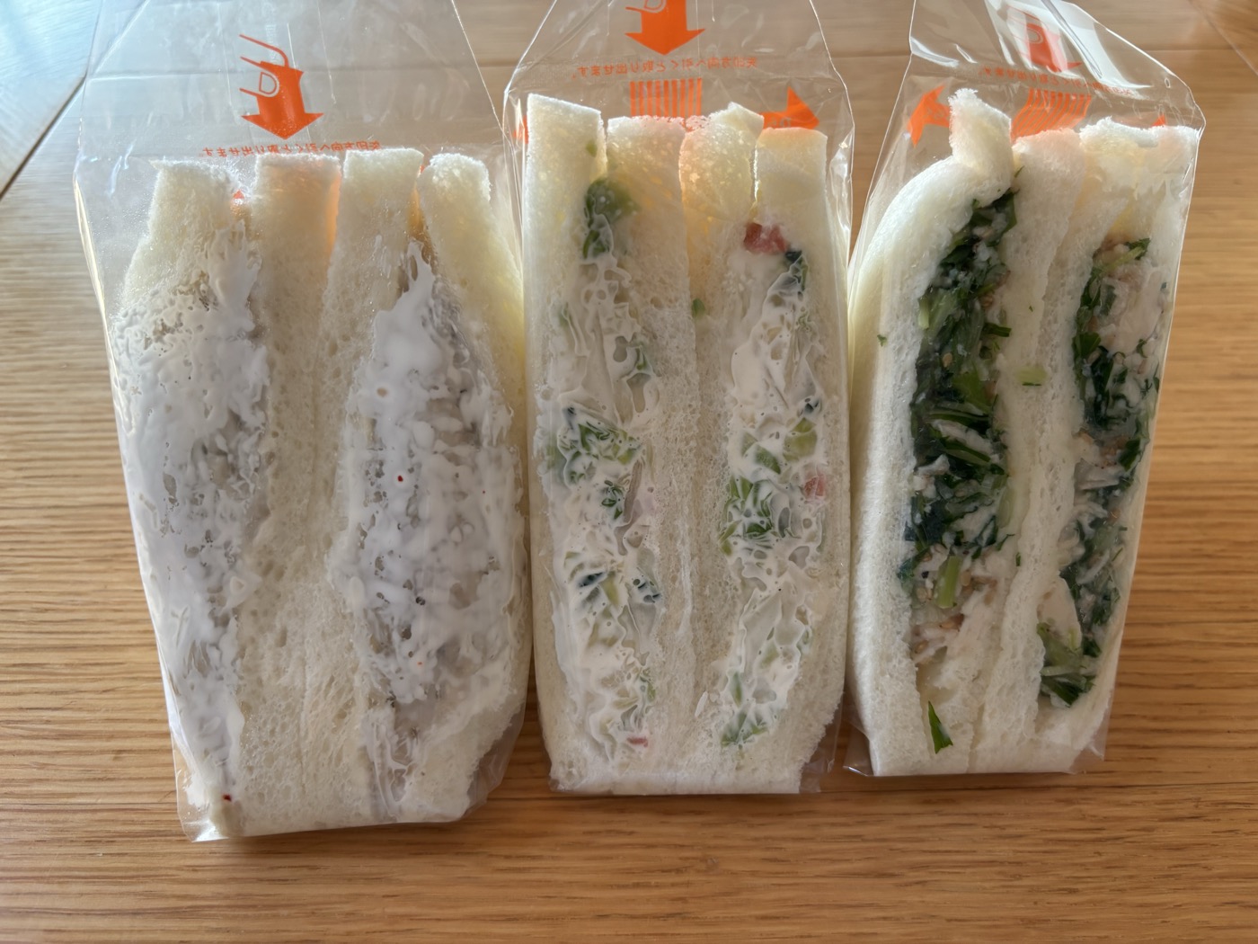 野菜ミックス・ゴボウサラダ・塩どりなどの変わり種サンドの断面