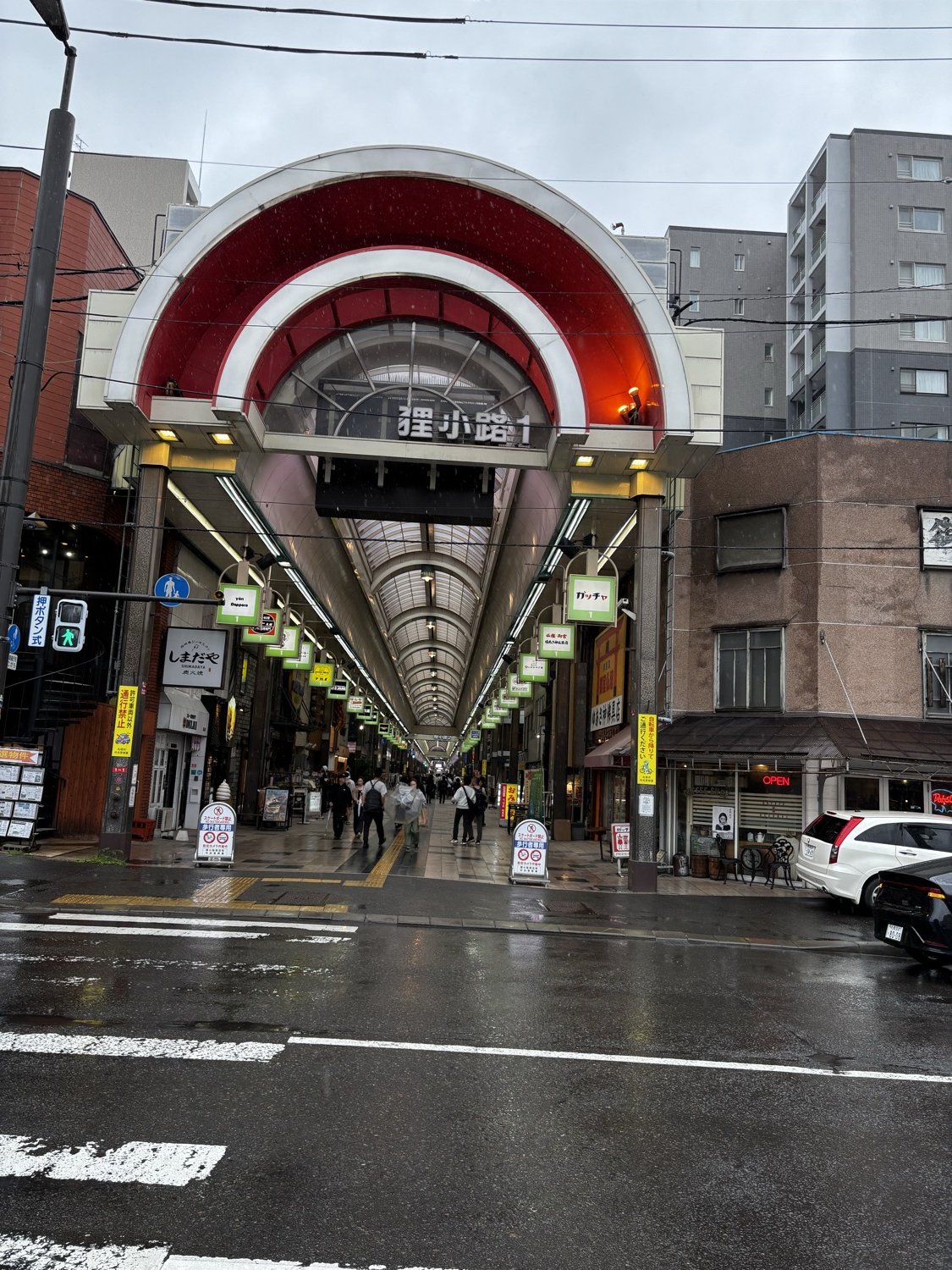 札幌・狸小路商店街の入口アーケード
